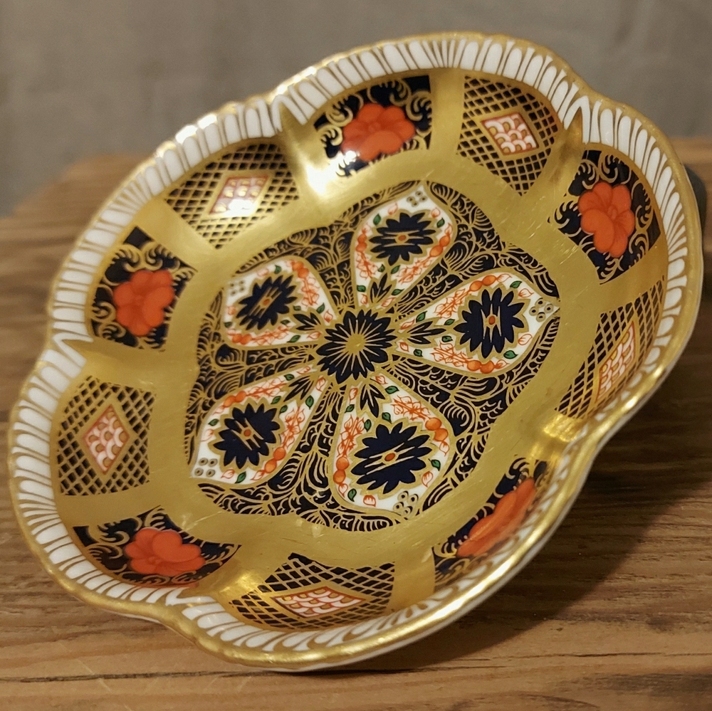 ROYAL CROWN DERBY, rnd 5 petal IMARI pattern dish
